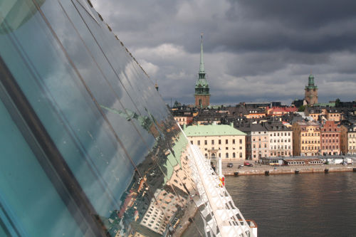 Blick am Schiff entlang auf Stockholm