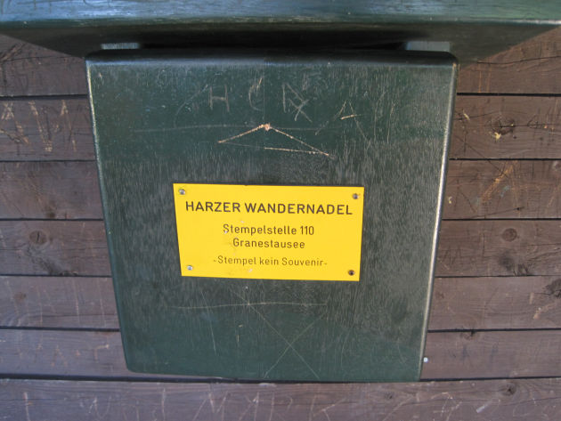 Am Wegesrand kann man dann noch den einen oder anderen Stempel der »Harzer Wandernadel« mitnehmen.