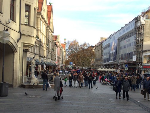 Münchner Fußgängerzone an einem Samstag im November
