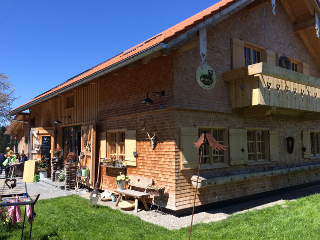 Die Alp-Gaststätte »Butterblume« bei Maierhöfen lädt zum Verweilen auf einer sonnigen Terrasse ein