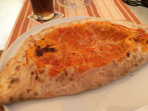 Pizza Calzone in der Pizzeria Toscana in Wagenbühl