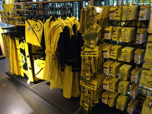 Merchandising-Produkte im Fan-Shop von Borussia Dortmund