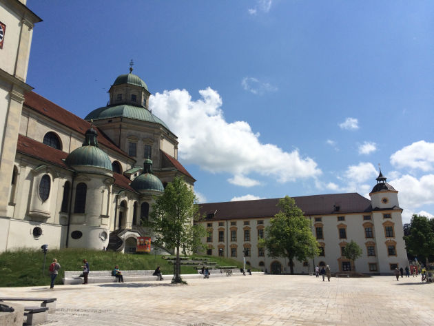 Der neu gestaltete Hildegardplatz vor der Basilika