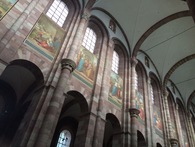 Die riesigen Fresken im Speyer Dom.