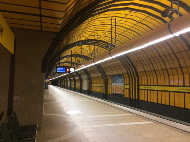 Morgendliche Fahrt mit der U-Bahn von der Theresienwiese zum Bahnhof