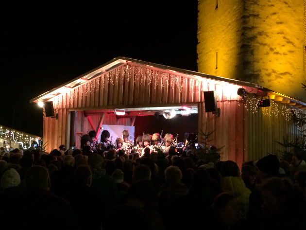Dudelsackmusiker auf der Bühne der Hafenweihnacht.