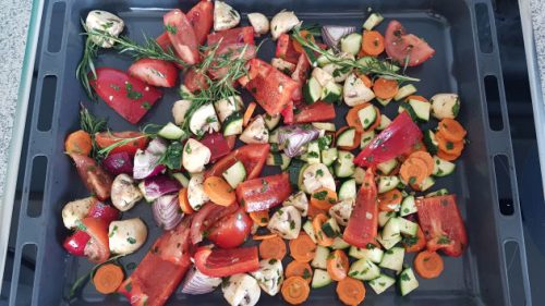 Das marinierte, mediterrane Gemüse im Ofen