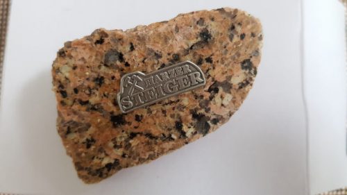 3 bis 5 cm große, handgefertigte Brosche aus Harzer Gestein