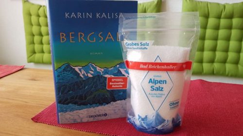 Das Buch Bergsalz und eine Packung Alpensalz