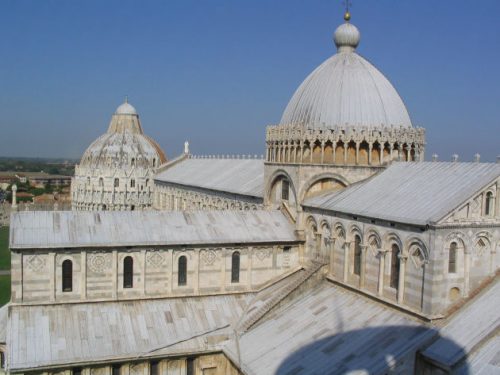 Dieses Bild hat ein leeres Alt-Attribut. Der Dateiname ist 100_0041-500x375.jpg
Blick vom Schiefen Turm auf die Kathedrale von Pisa