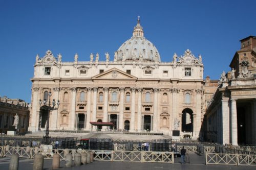Noch ist der Petersplatz in Rom menschenleer.