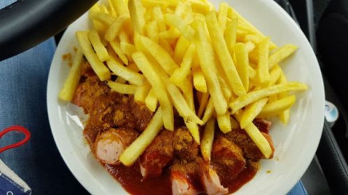 Currywurst mit Pommes in Olafs Curry-Bude in Kempten