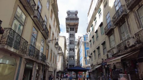 Vertikal-Aufzug in Lissabon