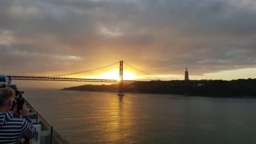 Die „Ponte 25 de Abril“-Brücke im Sonnenaufgang.