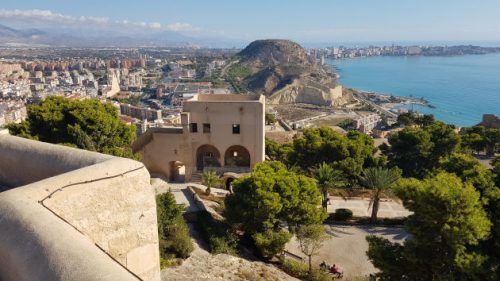 Blick vom Castillo de Santa Bárbara über Alicante