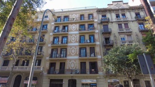 Typische Hausfassade in Barcelona