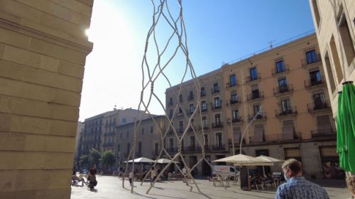 Kunstwerk in Barcelona, das die Menschen-Pyramide der Katalanen darstellen soll.