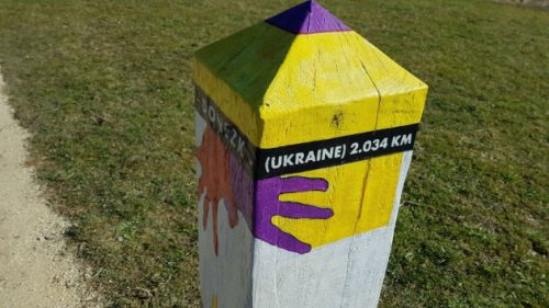 Holzpfahl mit dem Hinweis, dass Donezk 2034 km entfernt liegt.