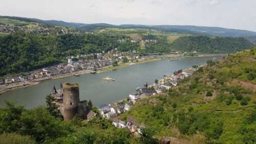 Blick hinunter auf Burg Katz und St. Goarshausen