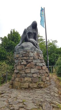 Die Loreley-Statue auf einer Landzunge im Rhein