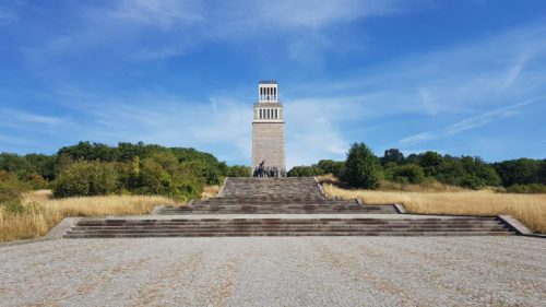 Der Glockenturm des Mahnmals in Buchenwald.