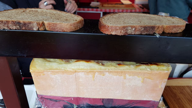 Raclette-Käse auf der Lindauer Hafenweihnacht