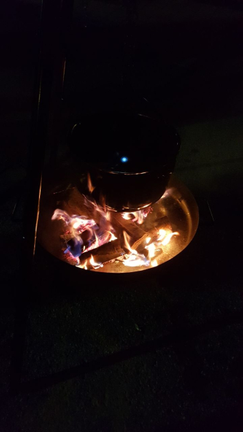Gemütliches Holzfeuer in der Feuerschale