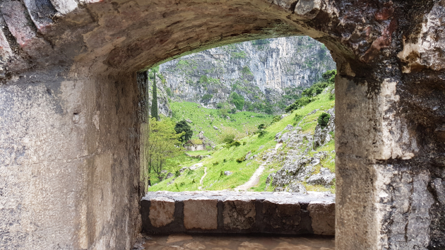 Ruine auf dem Eselsweg hinauf zur Befestigung von Kotor hinauf