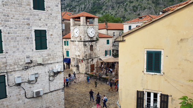 Der Uhrenturm in der Altstadt von Kotor