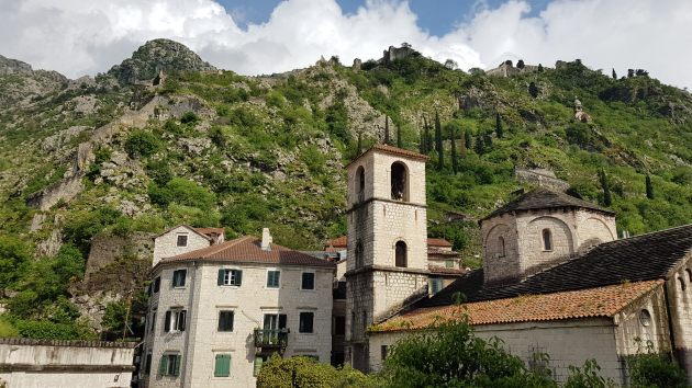 Blick auf die Altstadt von Kotor - im Hintergrund die Kirche „St.-Goerg-Kirche“