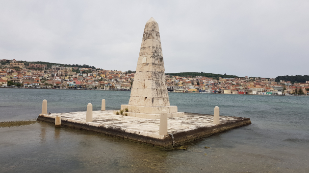 Obelisk in der Bucht von Argostoli