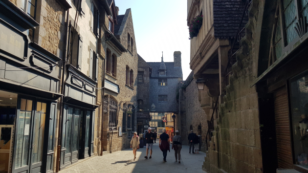 Das Dorf hinter den Mauern der Klosteranlage Mont Saint Michel