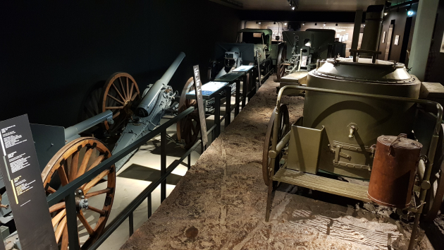 Innenansicht eines Museums mit Fahrzeugen aus dem ersten Weltkrieg