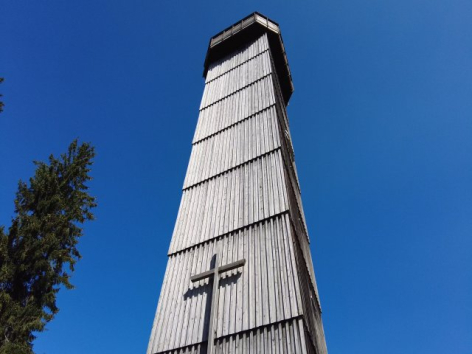 Der Schwarze-Grat-Turm von unten gesehen.