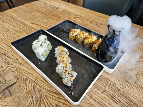 Sushi auf zwei Tellern