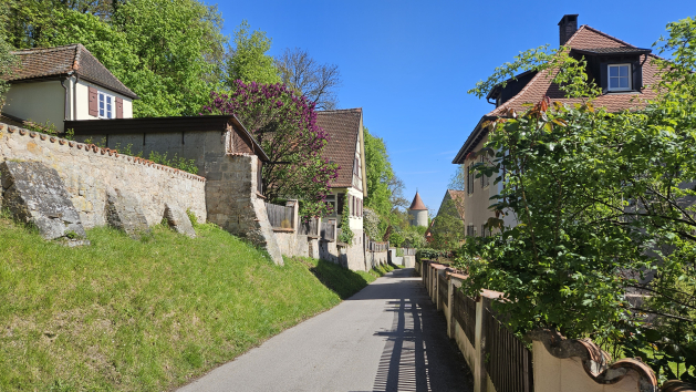 Hübsche Straße mit Burgmauer in Dinkelsbühl