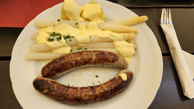 Spargel mit Sauce Hollandaise, Kartoffeln und fränkische Bratwürste